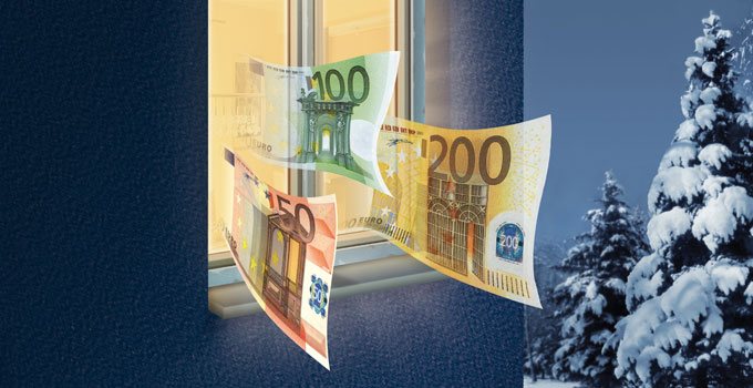 Geldscheine fliegen aus einem Fenster in eine verschneite Winterlandscheft.