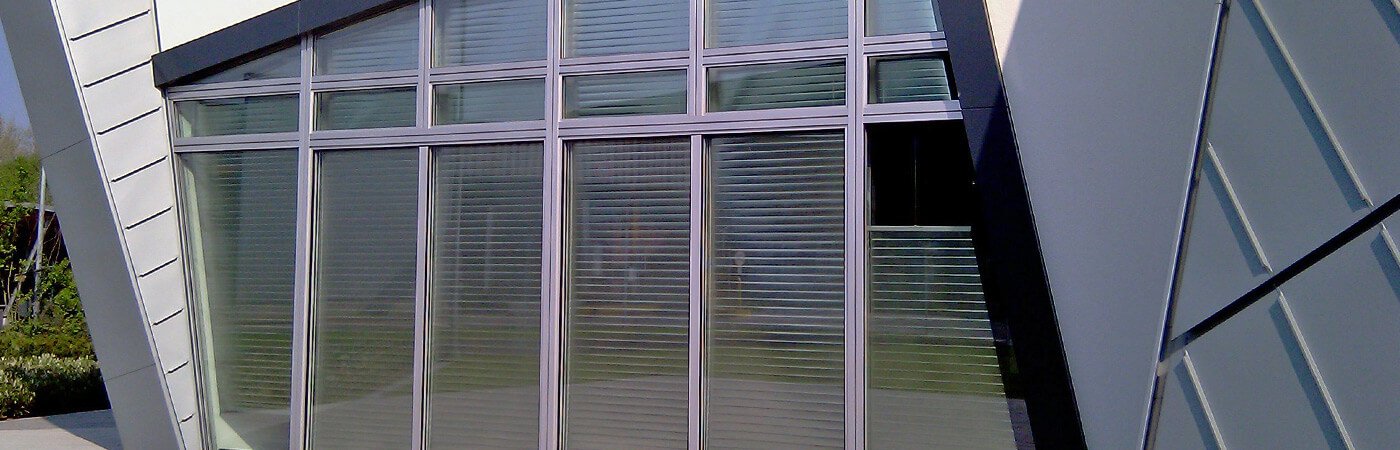 Außenansicht Büroräume mit MULTIFILM Sonnenschutz in Sonderform.