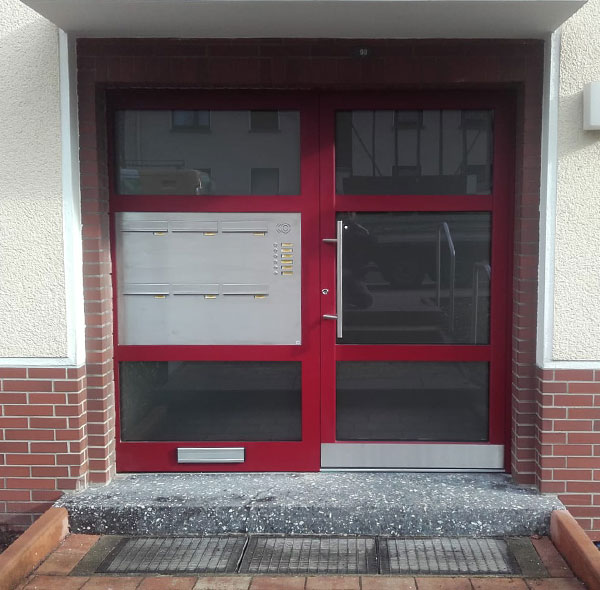 Rote Aluminiumtür mit Glaseinafassung