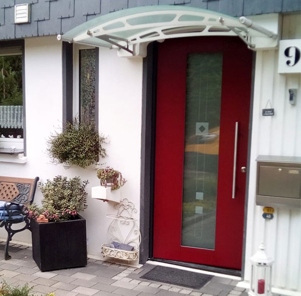 Haustür mit Seitenteilen und integrierter Hausnummer