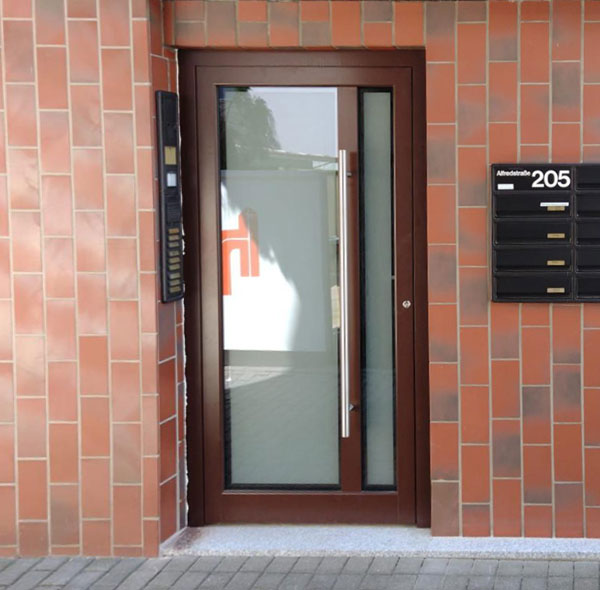 Aluminium-Haustür mit großzügigen Lichtausschnitten aus satiniertem Glas