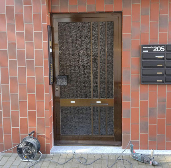 Alte braune Haustür eines Mehrfamilienhauses