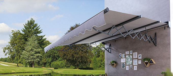 KADECO Terrassenmarkise als Sonnenschutz in klassischer Optik durch stabile Scherenarme und Tuch in elegantem Grau.