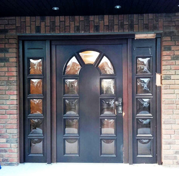 Braune, rustikale Haustür mit Seitenteilen