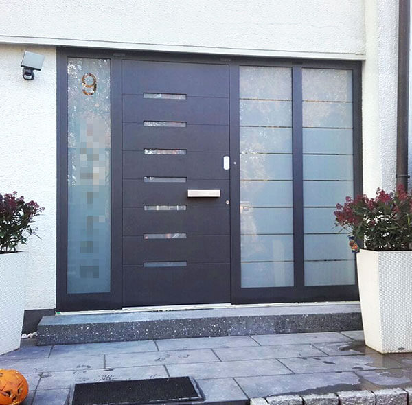 Haustür mit Seitenteilen und integrierter Hausnummer