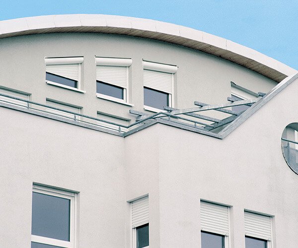 Rollläden an asymmetrischen Fenstern im Dachgeschoss