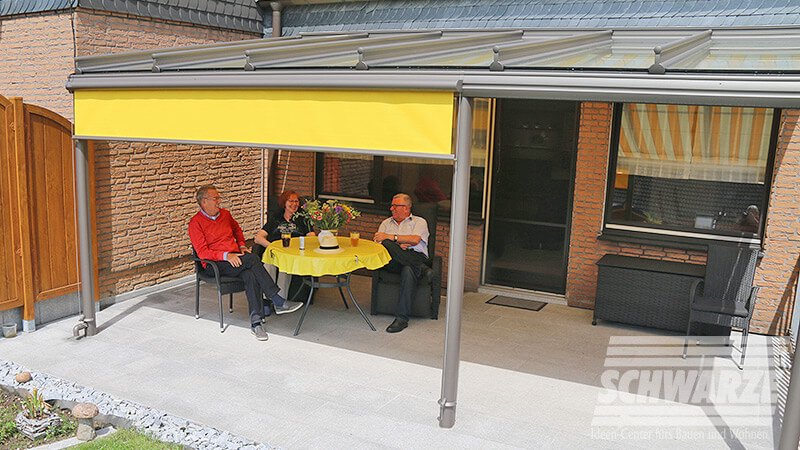Herr und Frau Jakubek - zufriedene Kunden auf Ihrer neuen Terrasse mit Terrassendach