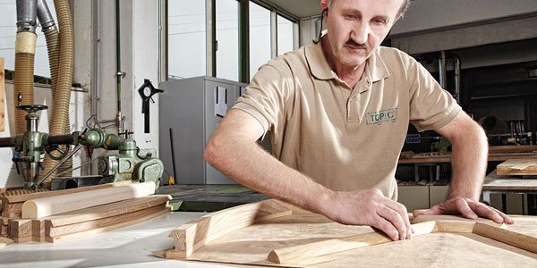 TOPIC Mitarbeiter beim Bau einer Haustür aus Holz